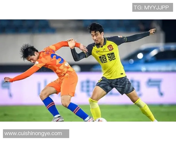 黄发足球明星崛起记 探寻他们的成长历程与赛场传奇