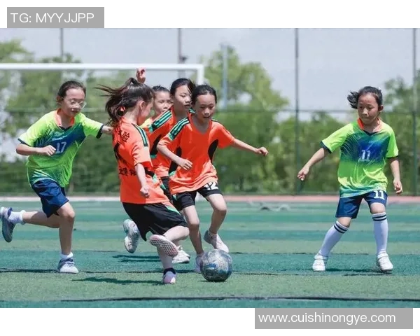 当平凡少年迎来足球球星附体瞬间梦想与荣耀在绿茵场绽放